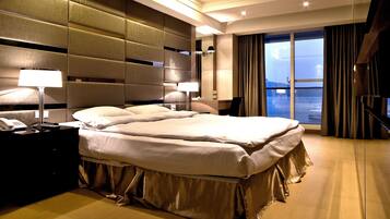 Elite Double Room, Lake View Front Seat | 1 bedroom, desk, blackout drapes, soundproofing