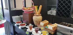 Breakfast area - PrimeBiz Hotel Karawang (Cikampek)