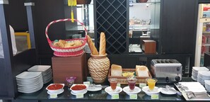 Breakfast area - PrimeBiz Hotel Karawang (Cikampek)