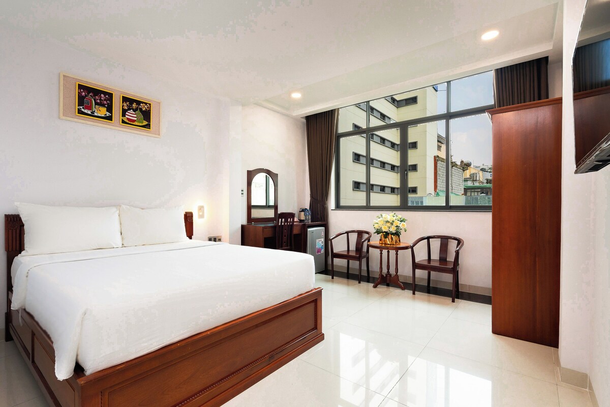 Deluxe Double Room, 1 Queen Bed | Premium bedding, memory-foam beds, minibar, desk