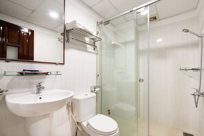 Shower, hydromassage showerhead, designer toiletries, hair dryer - Hoang Hoang Hotel (Ho Chi Minh City)