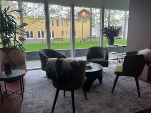 Middag serveres, lokale retter