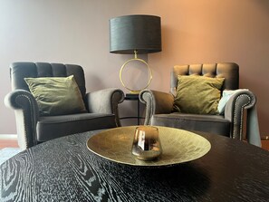 Middag serveres, lokale retter