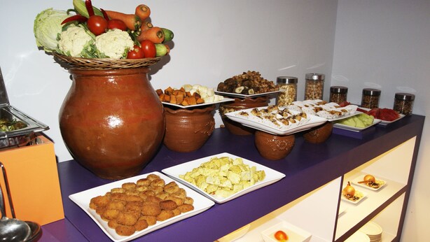 Un buffet con diversi cibi, tra cui verdure, frutta e snack.