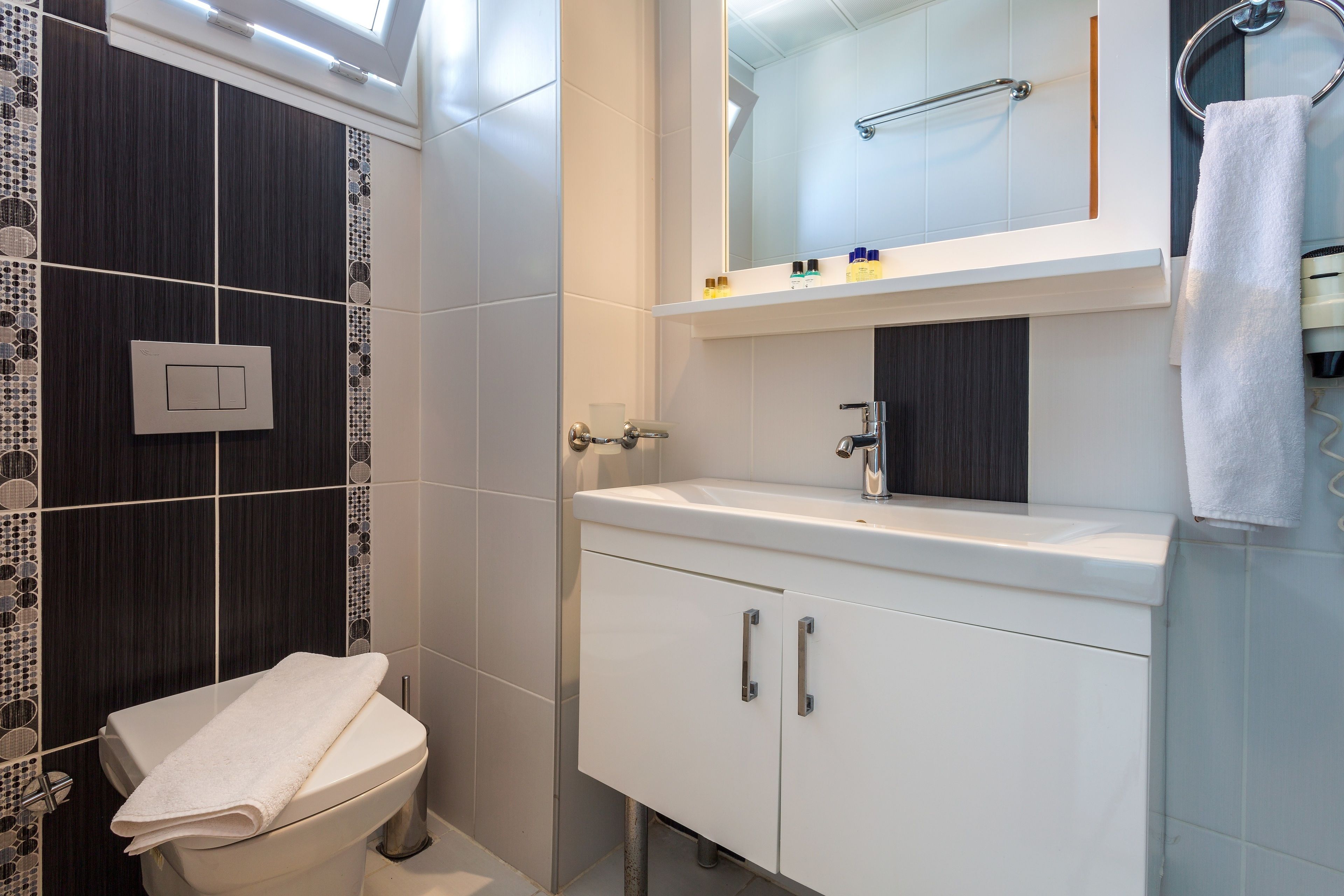 double or twin room | bathroom | shower, free toiletries, hair dryer