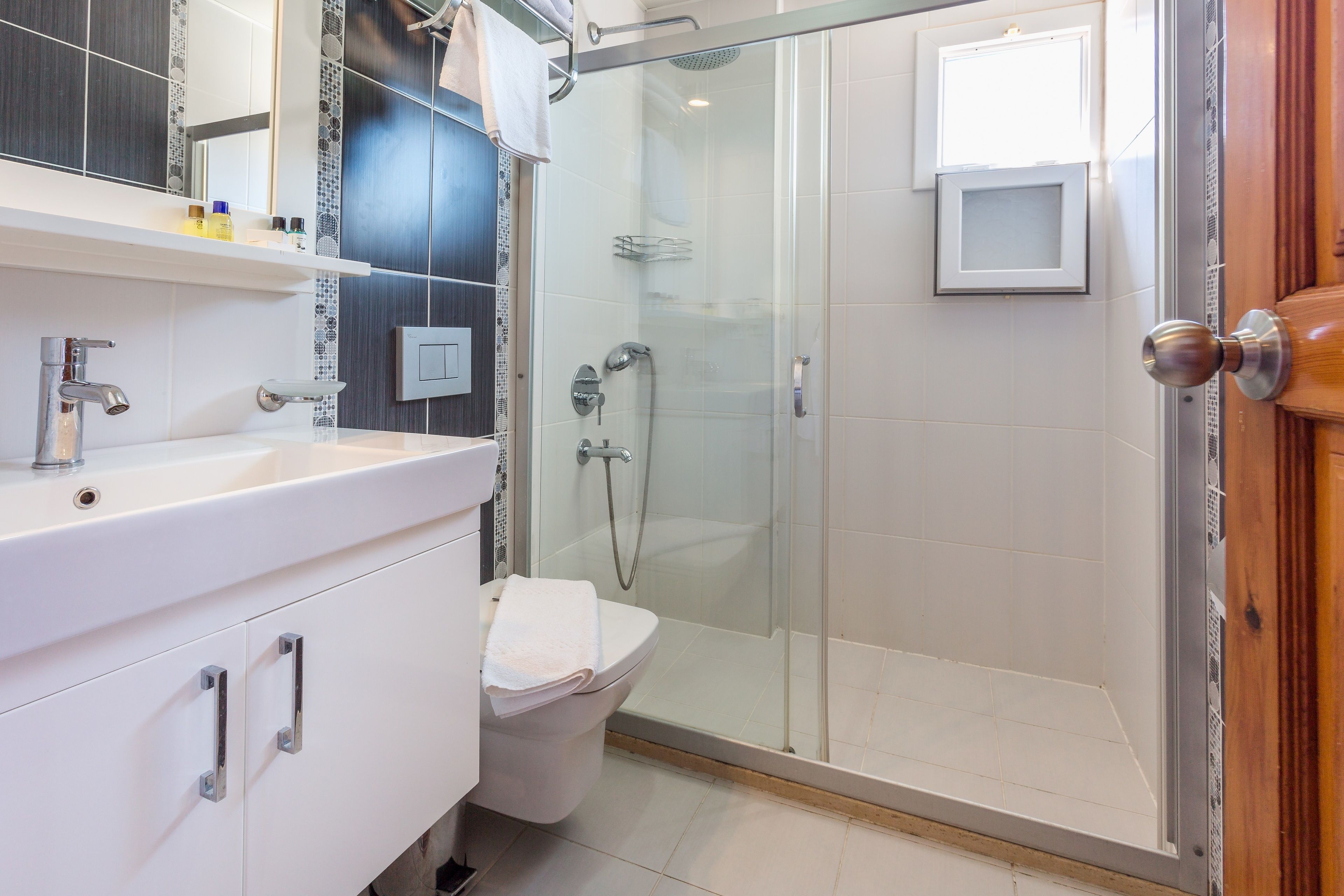 double or twin room | bathroom | shower, free toiletries, hair dryer