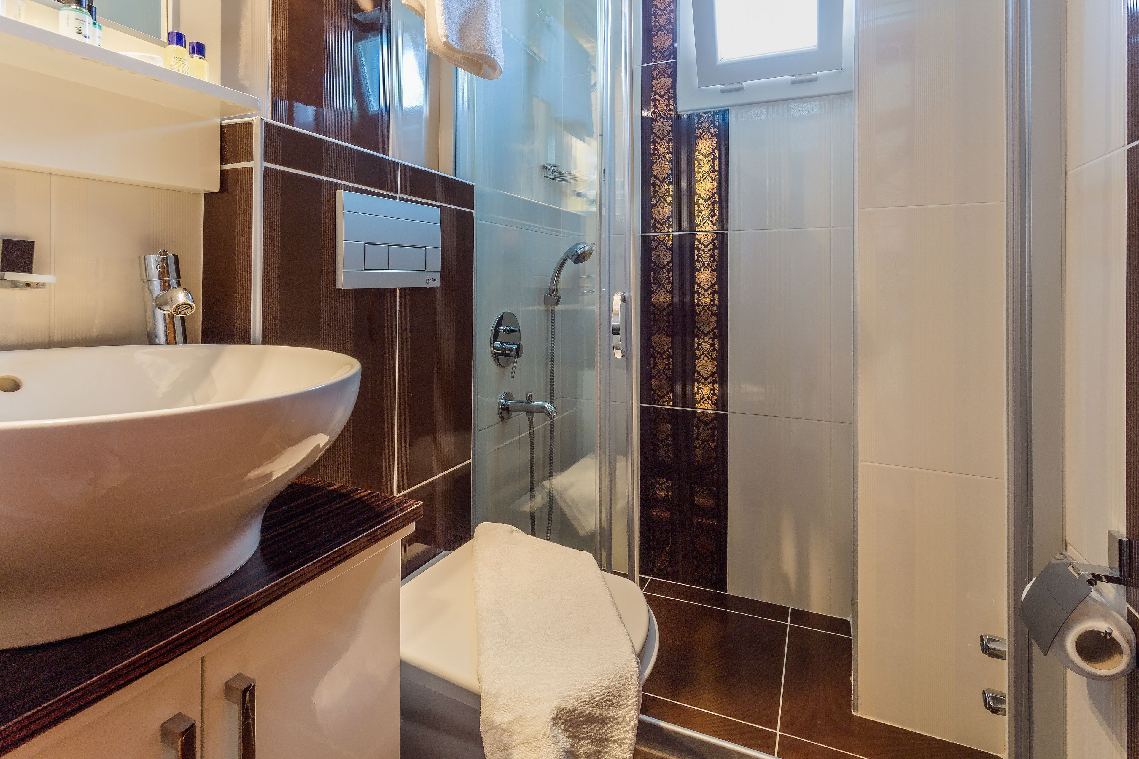 shower, free toiletries, hair dryer