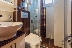 Douche, articles de toilette gratuits, sèche-cheveux