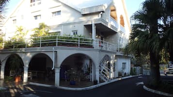 Vista frontal de la propiedad