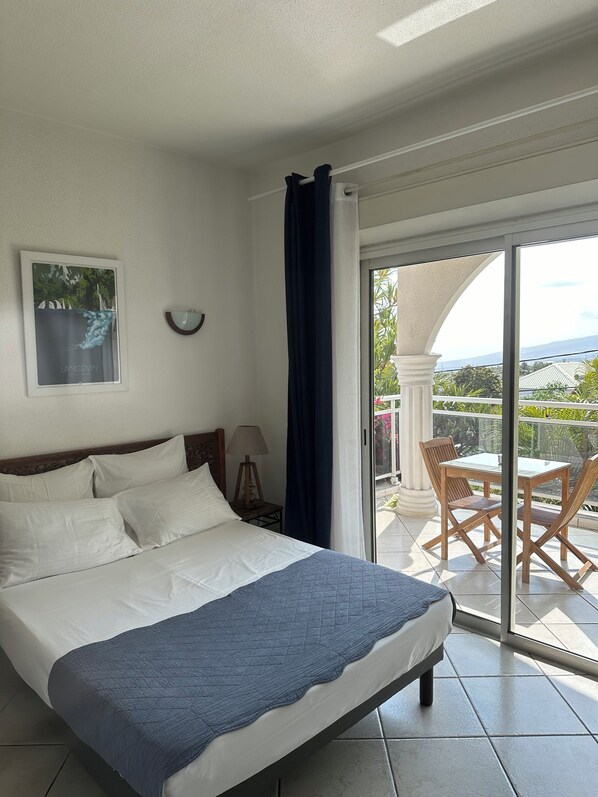 Habitación superior, vista al jardín | Ropa de cama de alta calidad y escritorio 