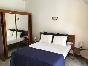 Premium bedding, desk, iron/ironing board, free WiFi - Résidence Le Phoenix (Saint-Pierre)