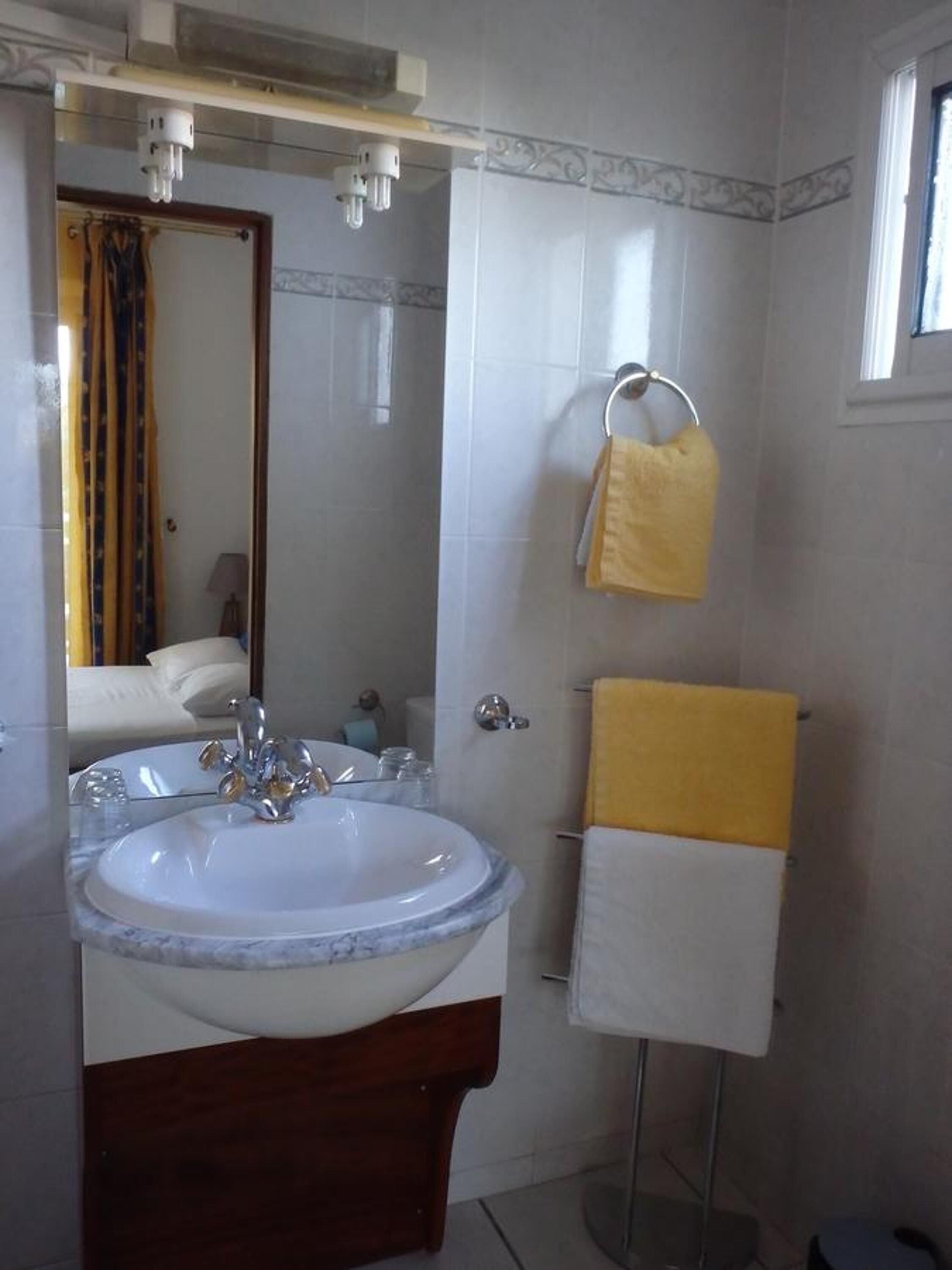 Bañera, artículos de tocador gratuitos, secador de pelo, toallas