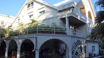 Premium bedding, desk, iron/ironing board, free WiFi