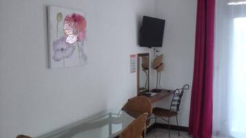 Premium bedding, desk, iron/ironing board, free WiFi