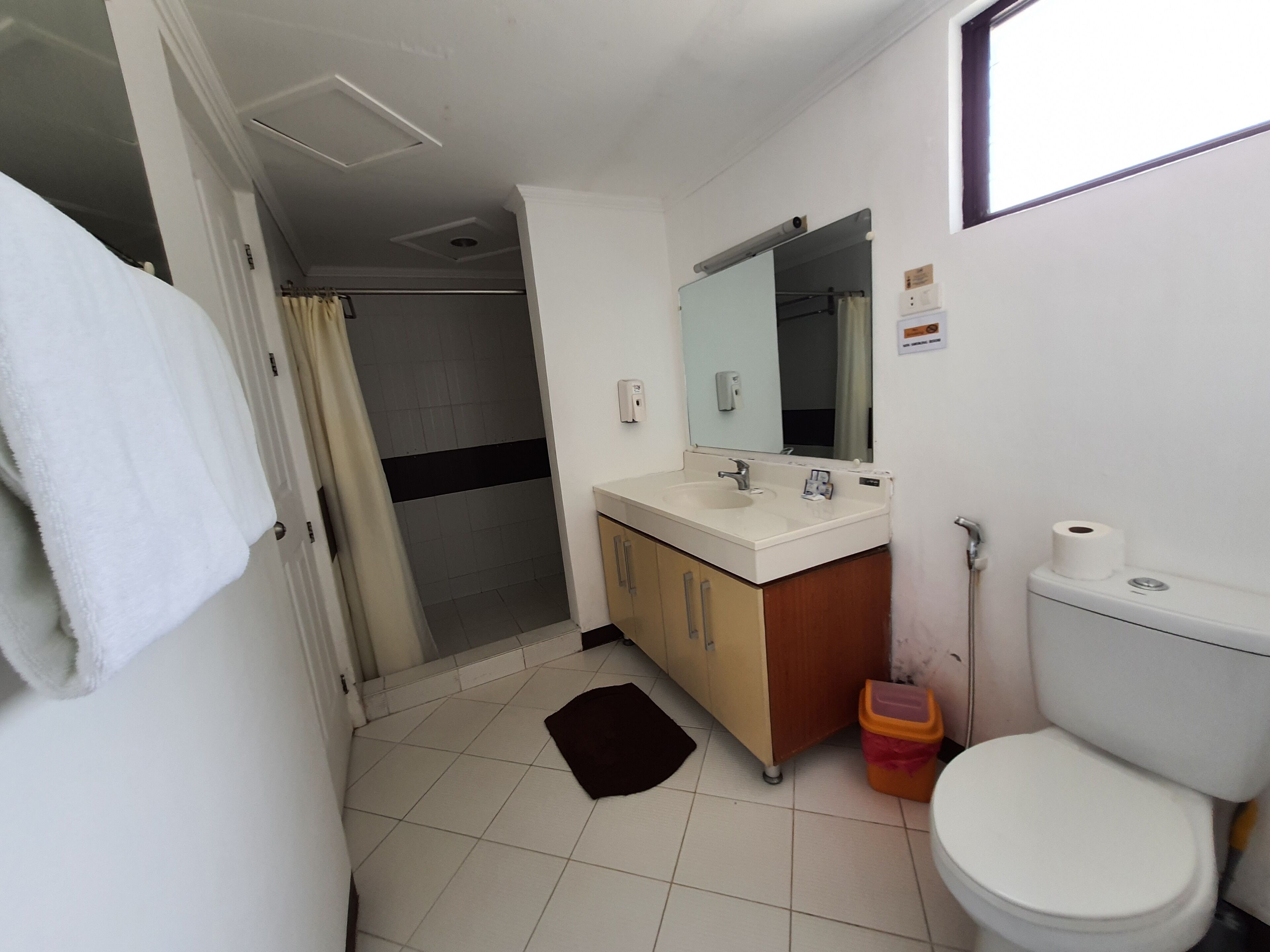 deluxe | bathroom | shower, hair dryer, bidet, towels