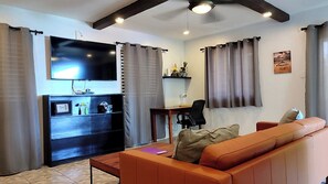 エグゼクティブ シングルルーム キングベッド 1 台 ガーデンビュー | リビング エリア | 32 インチの薄型テレビ (ケーブル放送視聴可)、テレビ