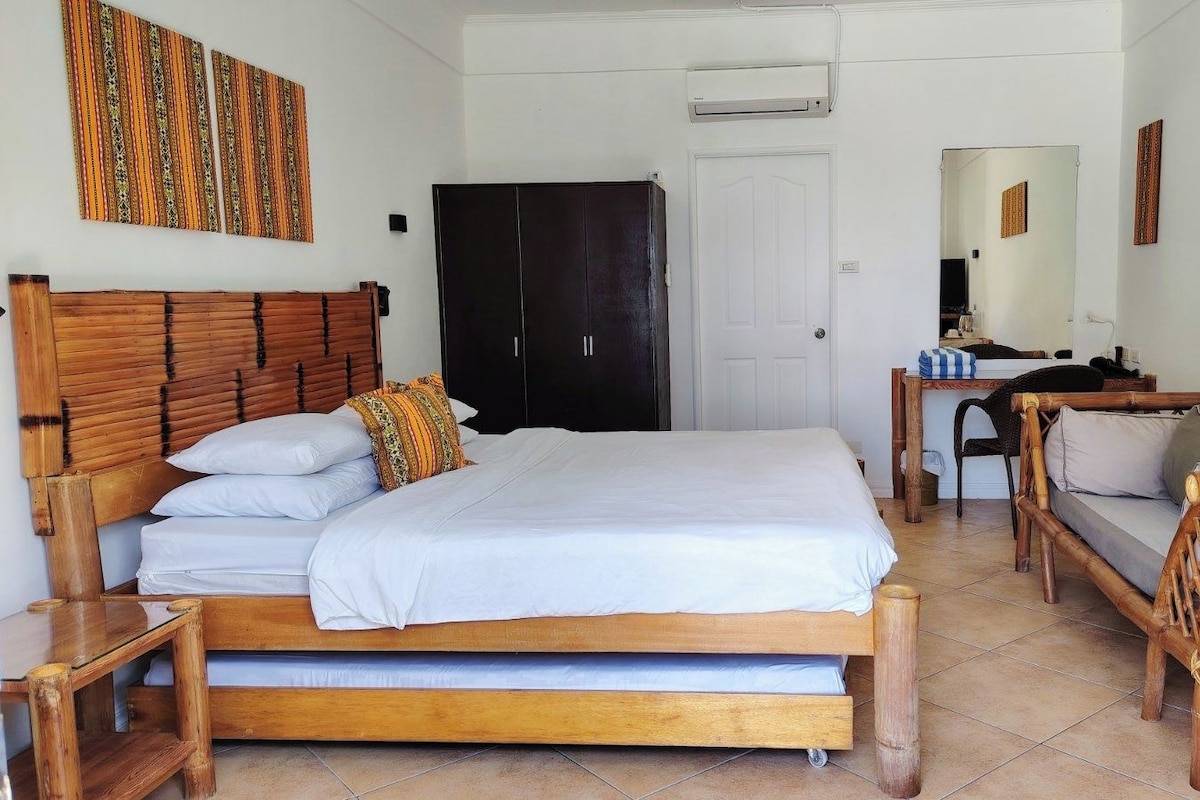 Deluxe | Premium bedding, minibar (some free items), in-room safe, WiFi (free)