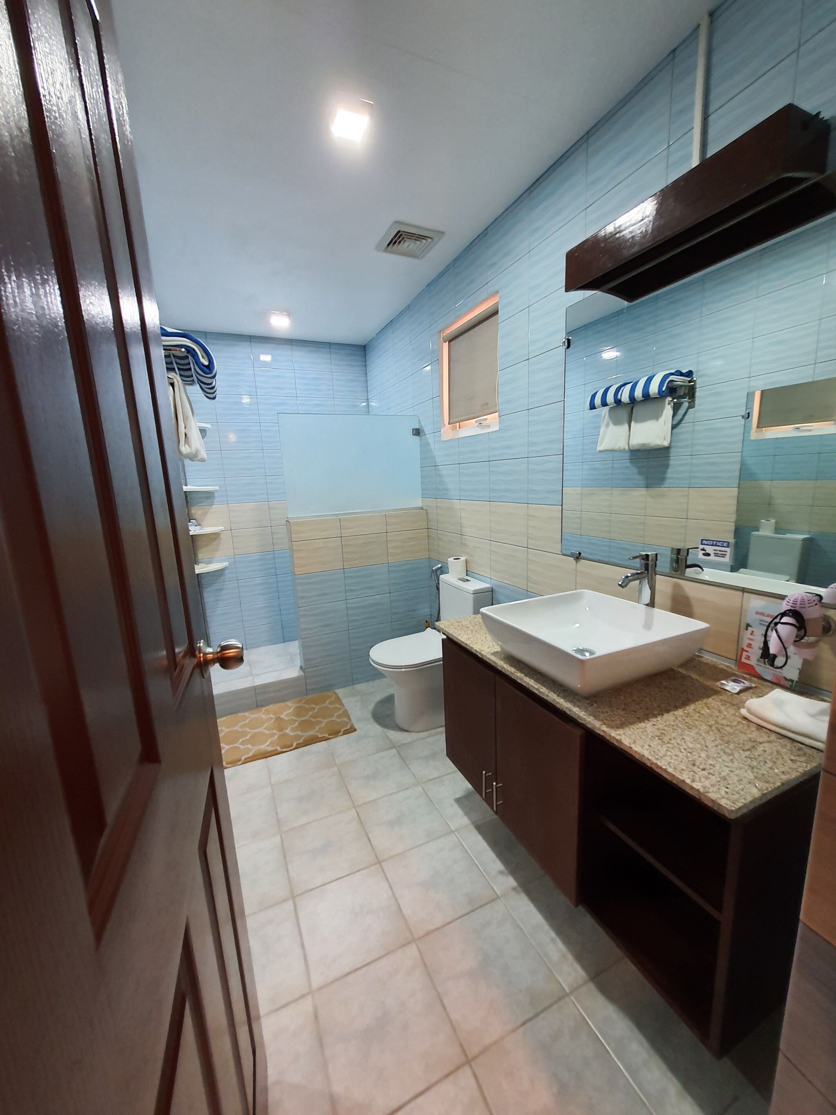 executive single room, 1 king bed, garden view | bathroom | shower, hair dryer, bidet, towels