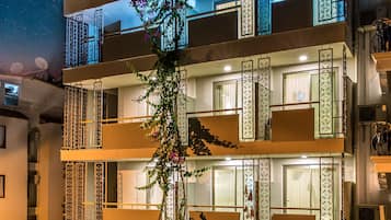 Fassade der Unterkunft – Abend/Nacht
