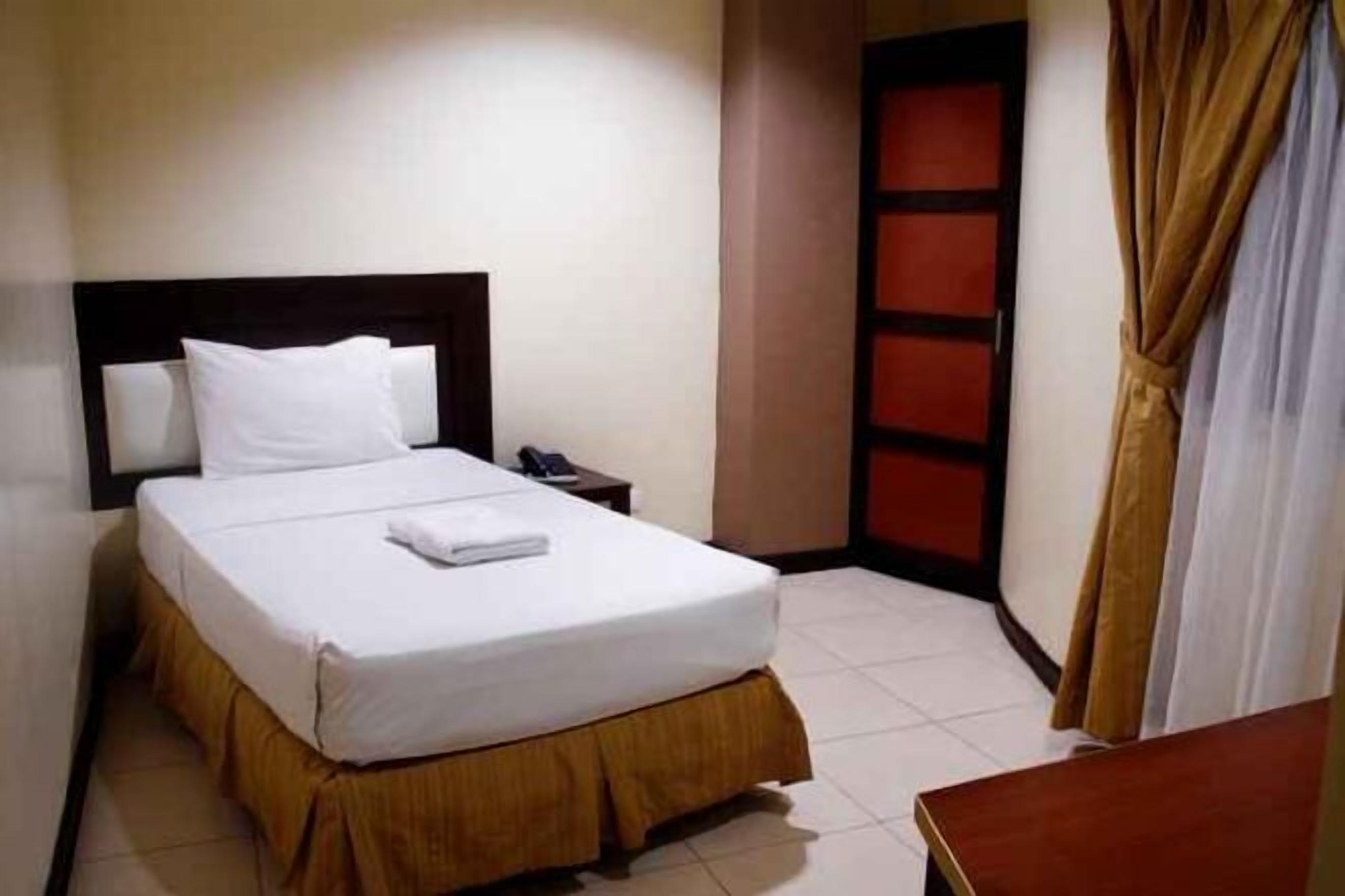 Een bureau, geluiddichte muren, gratis wifi, beddengoed