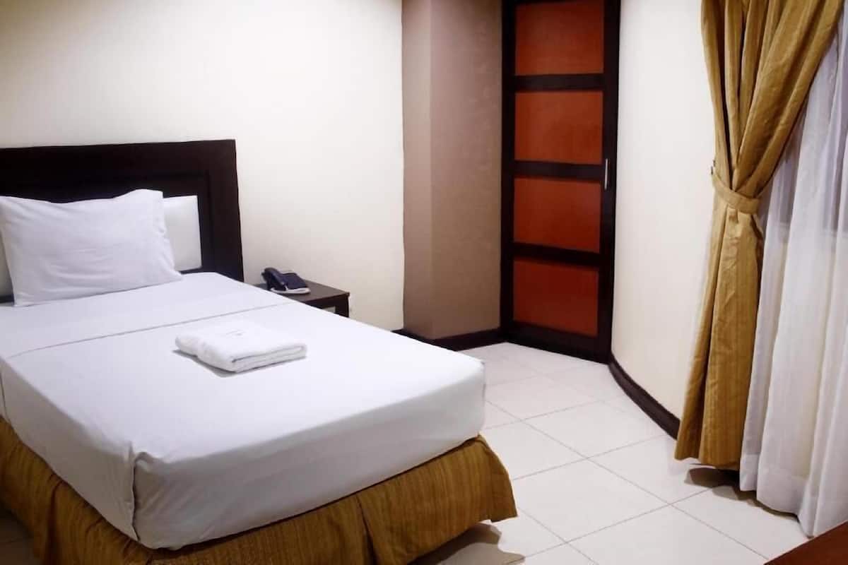 Desk, soundproofing, free WiFi, bed sheets