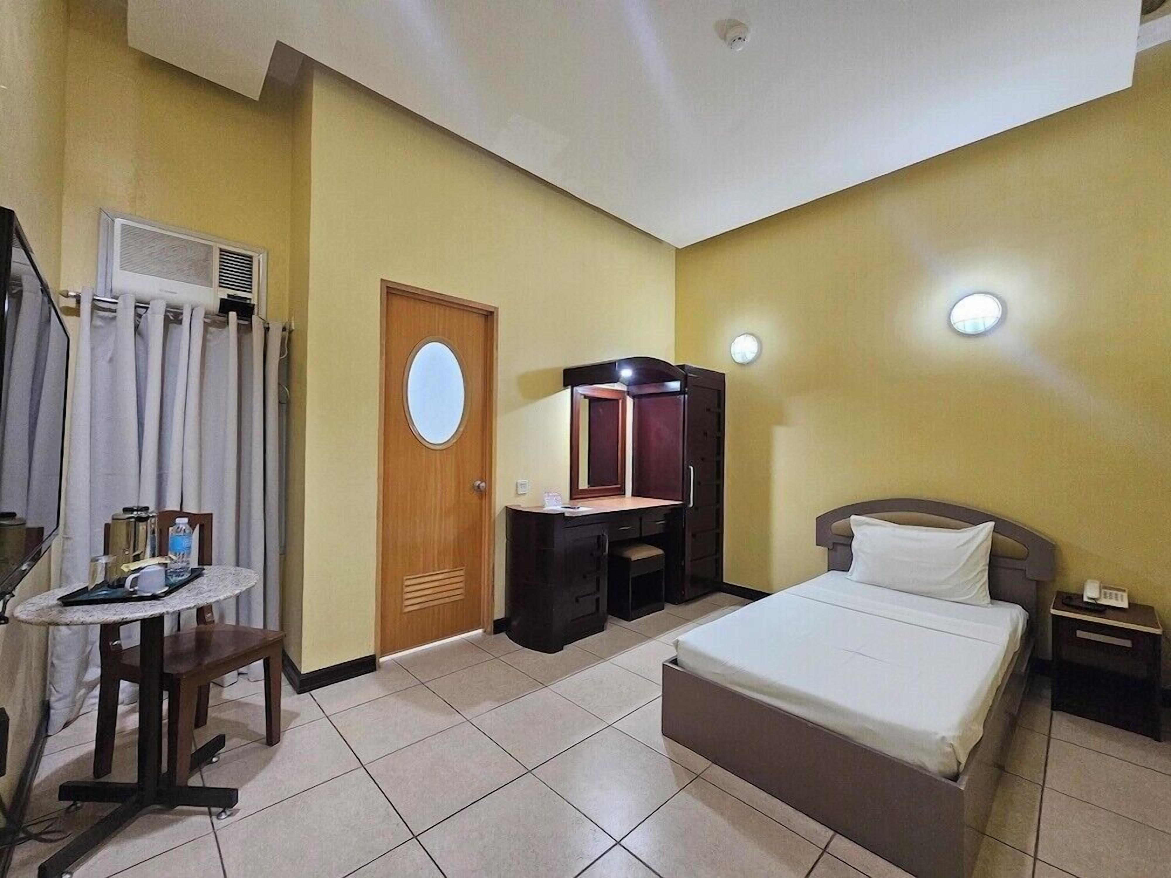Desk, soundproofing, free WiFi, bed sheets