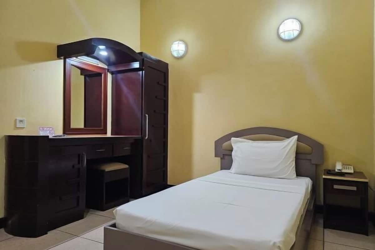 Escrivaninha, quartos à prova de som, Wi-Fi de cortesia, roupa de cama