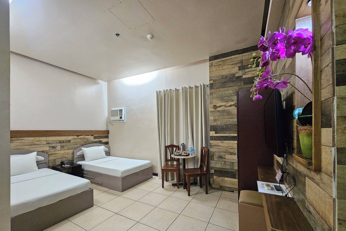 Habitación superior con 1 cama matrimonial o 2 individuales (Grand) | Escritorio, insonorización, wifi gratis y ropa de cama 