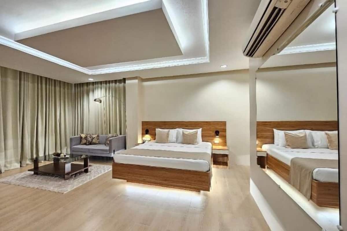 Escrivaninha, quartos à prova de som, Wi-Fi de cortesia, roupa de cama