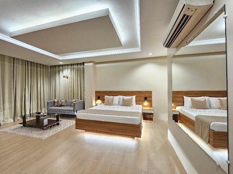 Studio Suite | Desk, soundproofing, free WiFi, bed sheets