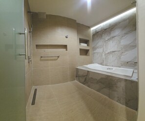Studio Suite | Kemudahan bilik mandi | Kelengkapan dandanan diri percuma, tuala disediakan, sabun, syampu 