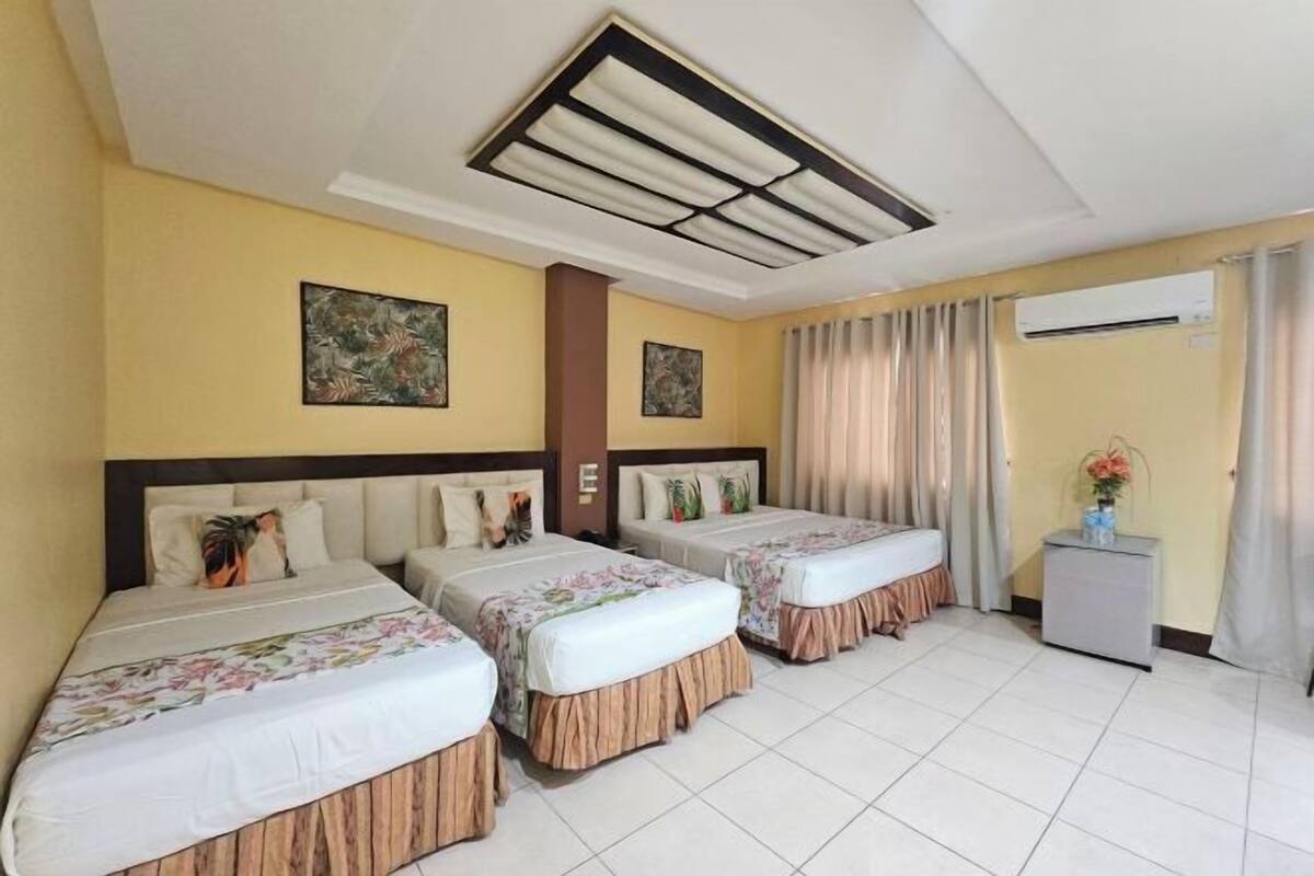 Escrivaninha, quartos à prova de som, Wi-Fi de cortesia, roupa de cama