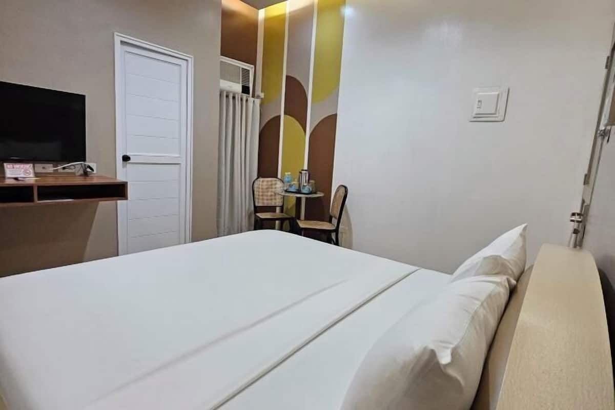 Escrivaninha, quartos à prova de som, Wi-Fi de cortesia, roupa de cama