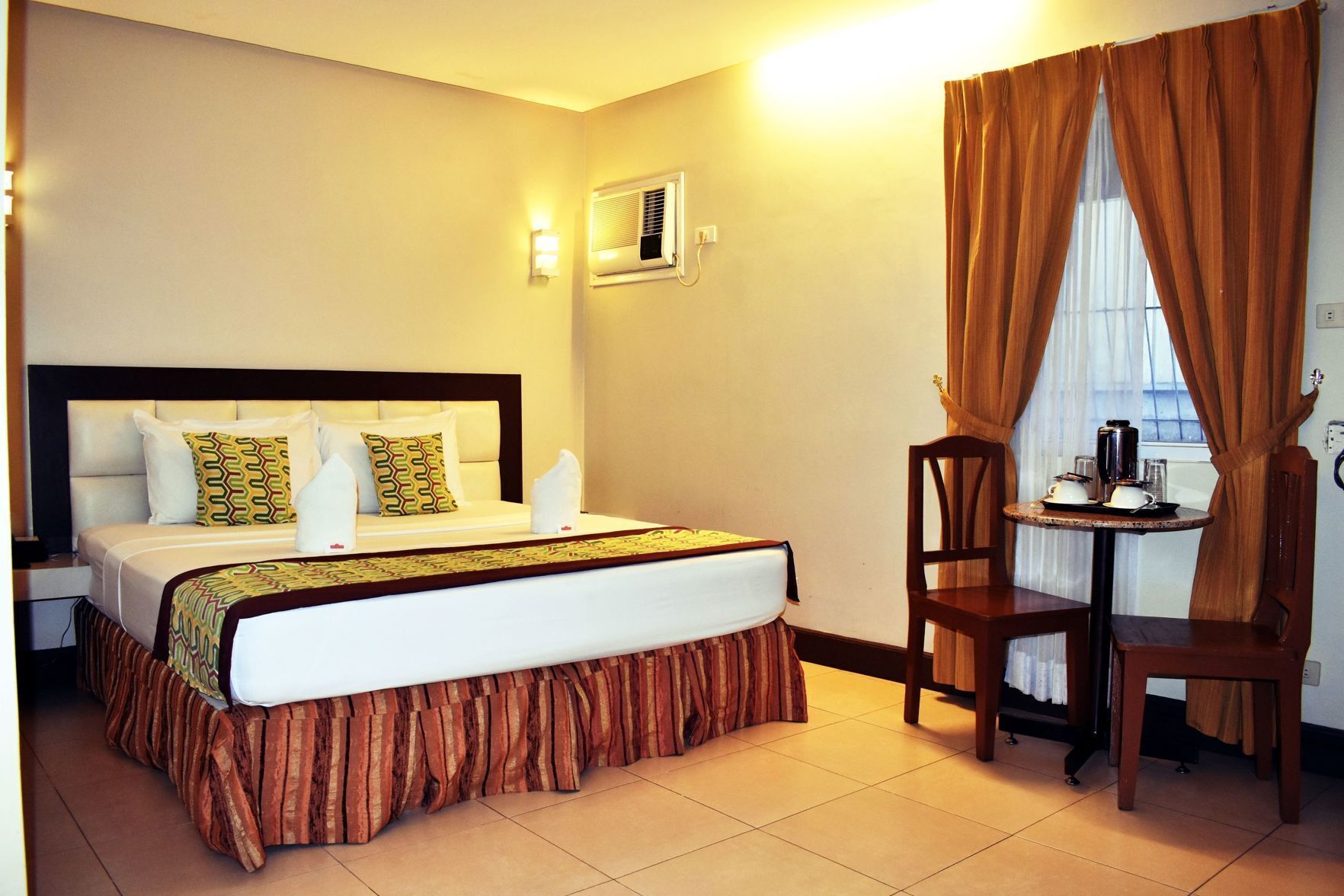 Desk, soundproofing, free WiFi, bed sheets