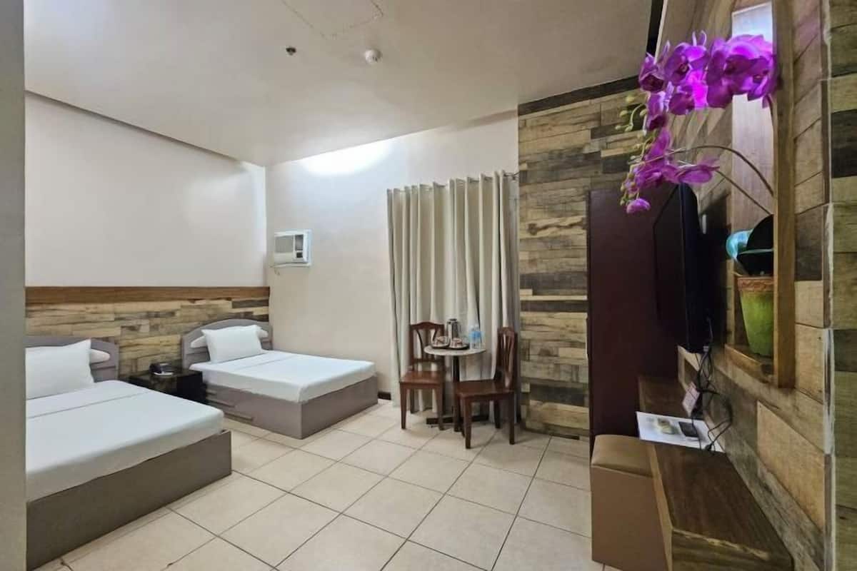 Escrivaninha, quartos à prova de som, Wi-Fi de cortesia, roupa de cama