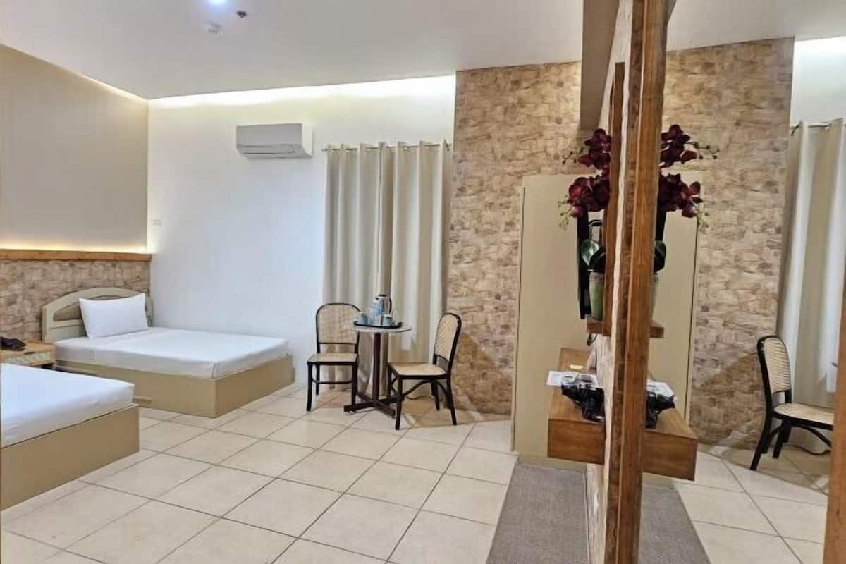 Escrivaninha, quartos à prova de som, Wi-Fi de cortesia, roupa de cama