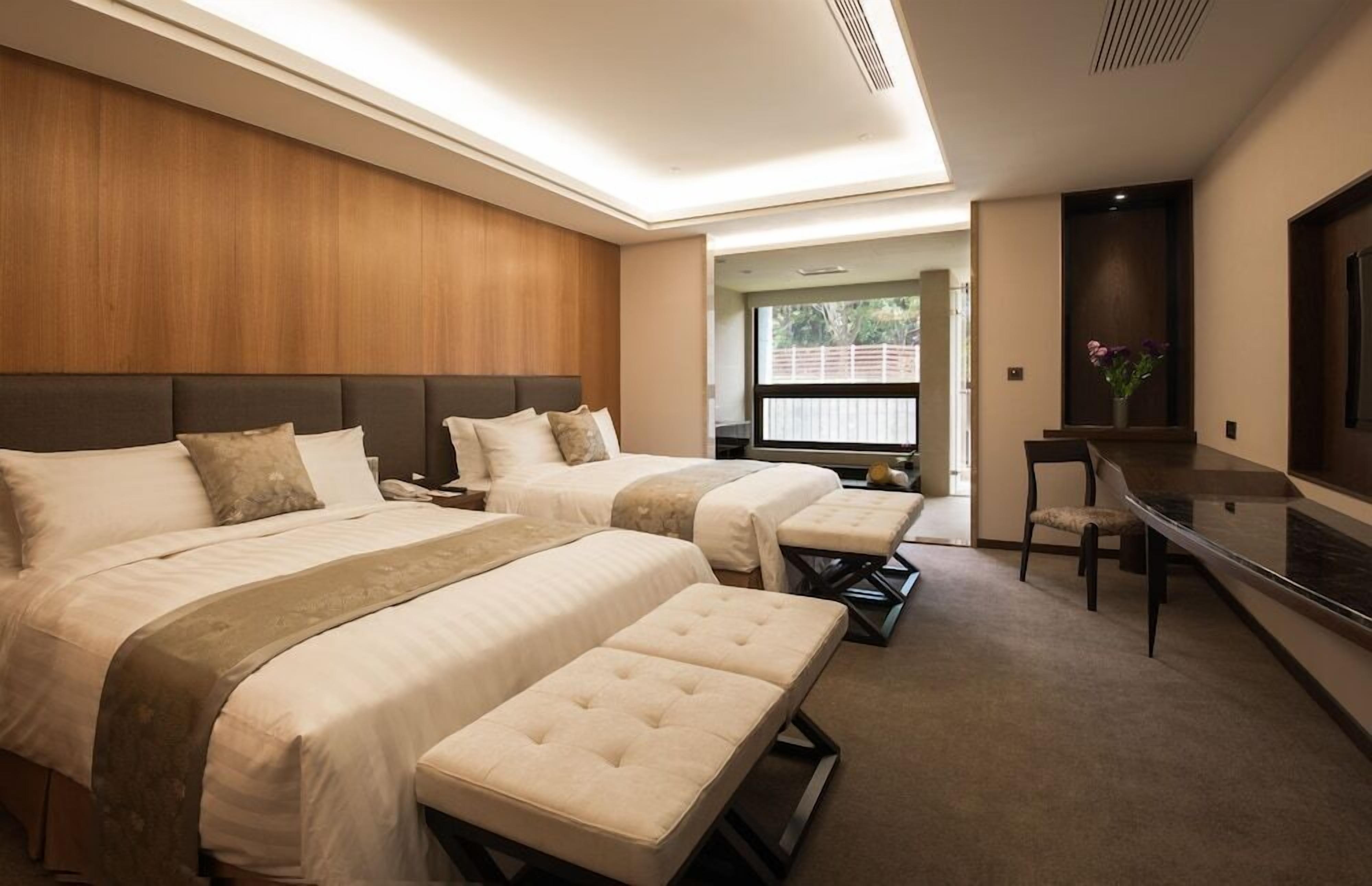 Luxe beddengoed, pillowtop-bedden, een minibar, een kluis op de kamer