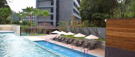 Piscina externa, guarda-sóis, espreguiçadeiras