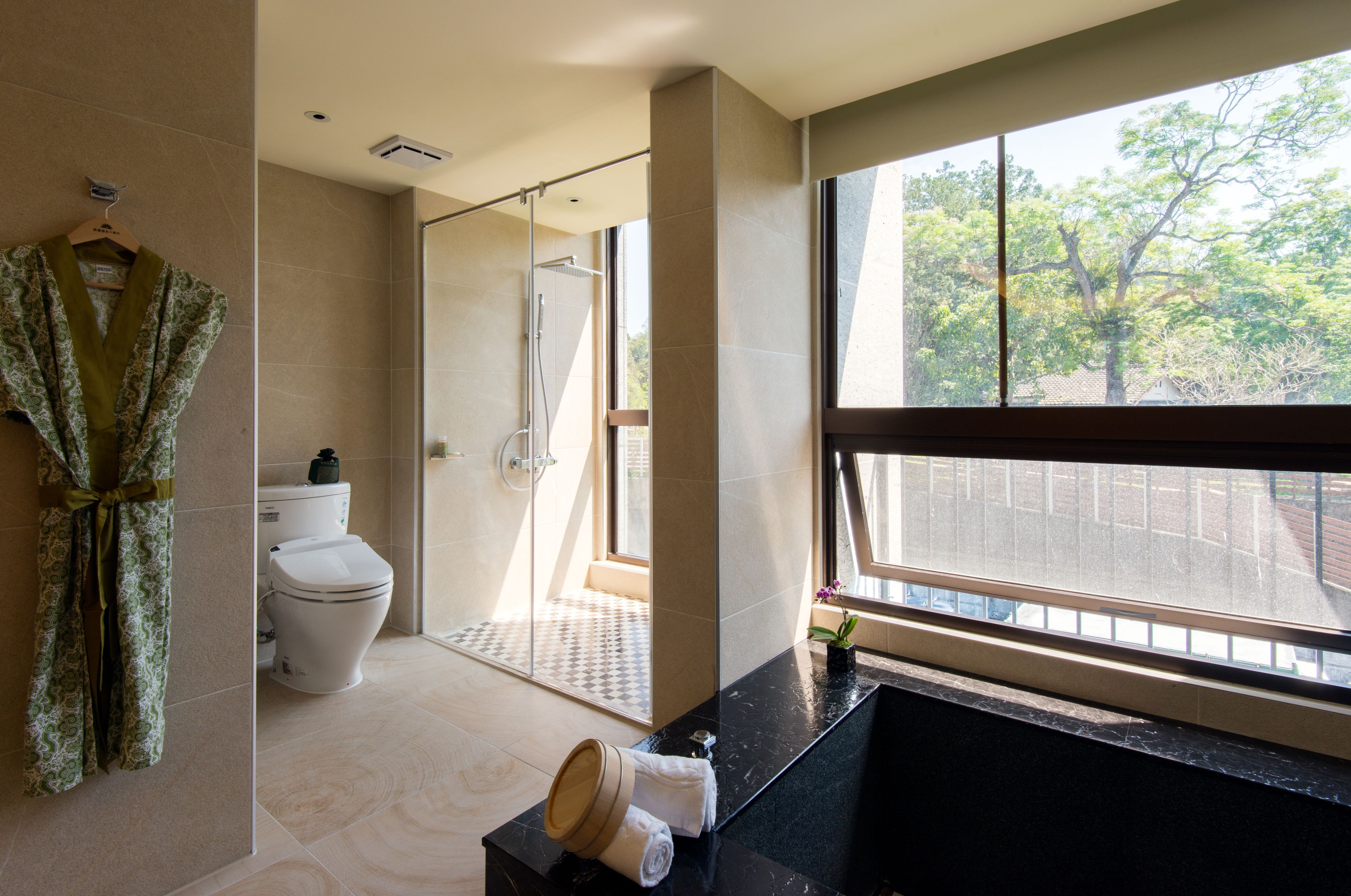 deep-soaking bathtub