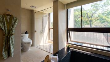 Deep soaking bathtub