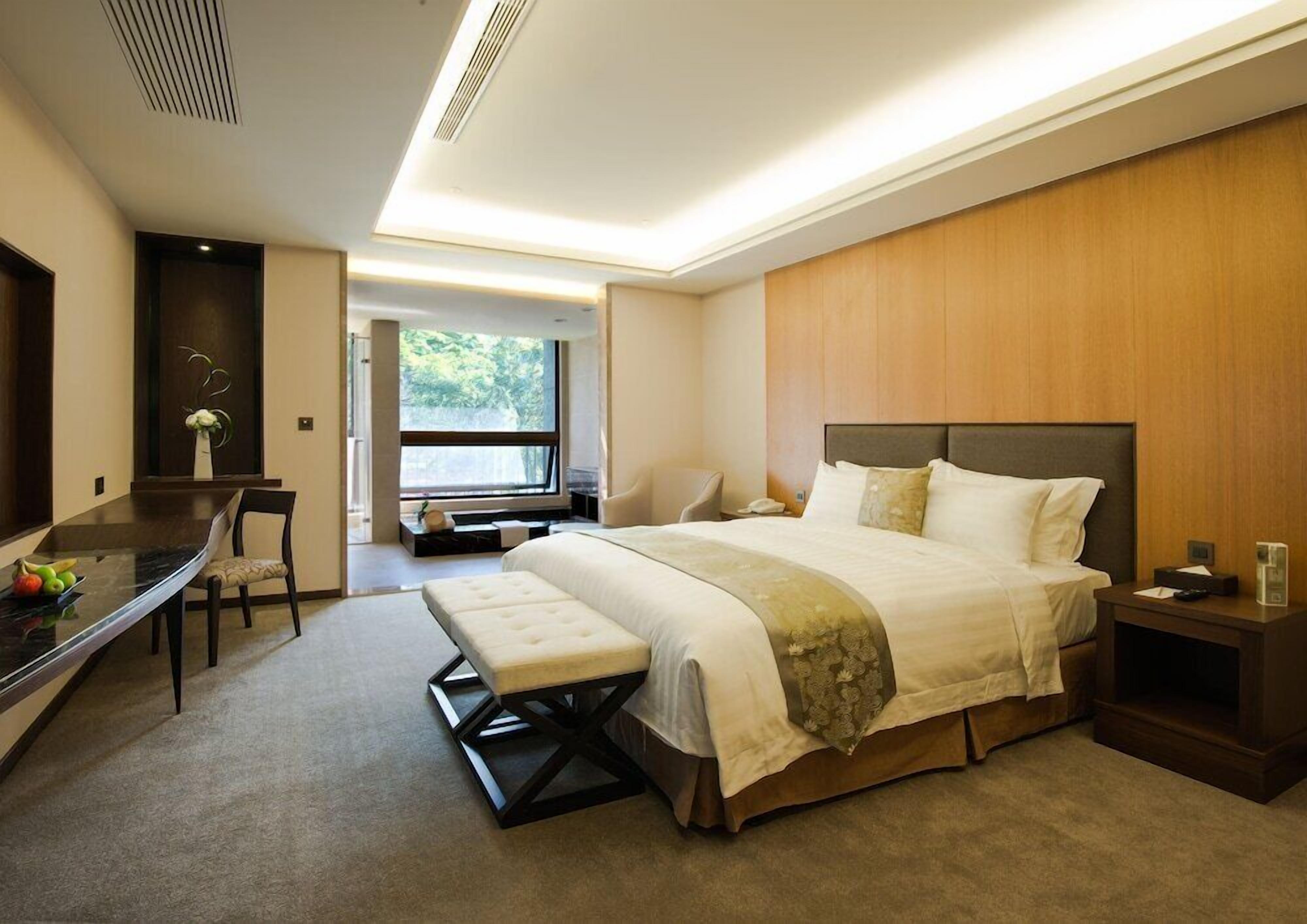 Luxe beddengoed, pillowtop-bedden, een minibar, een kluis op de kamer