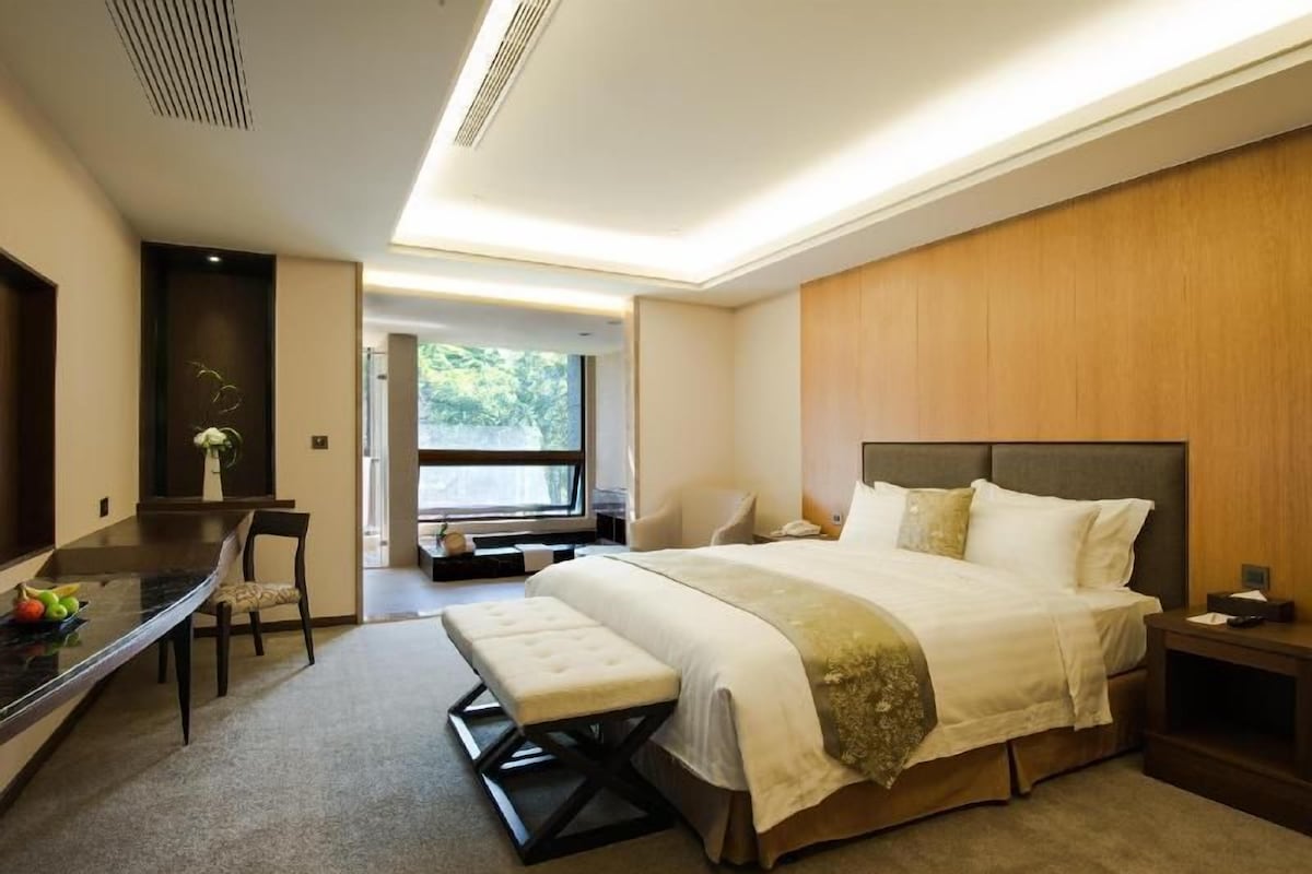 Seprai premium, bantalan ekstra lembut, minibar, dan brankas
