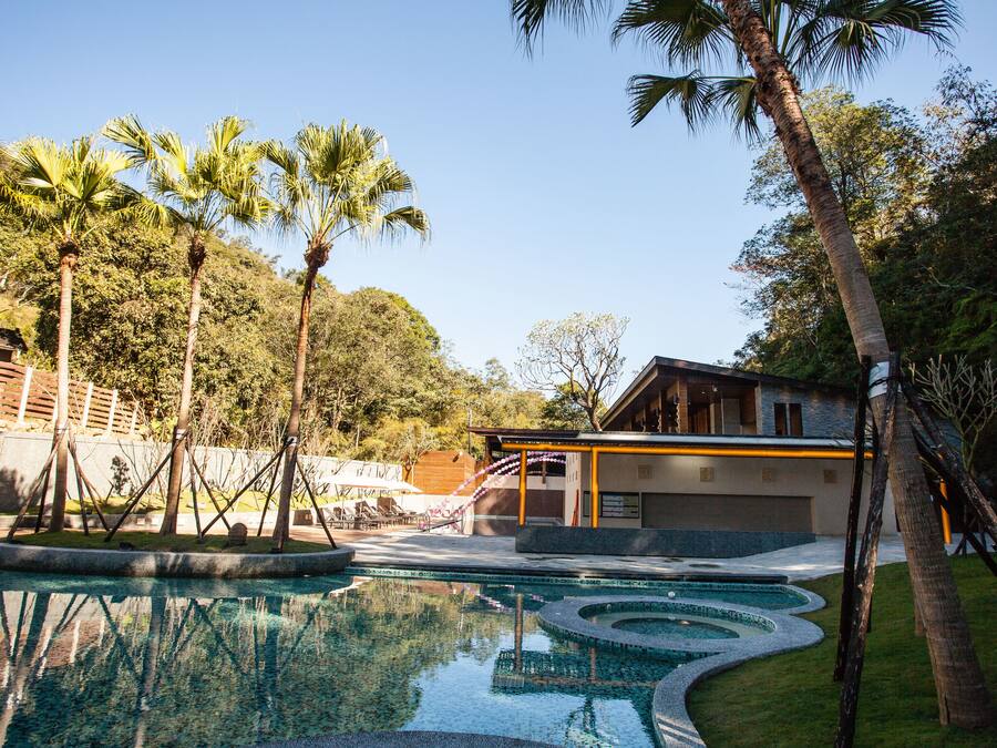 Alberca al aire libre, sombrillas en la alberca y camastros