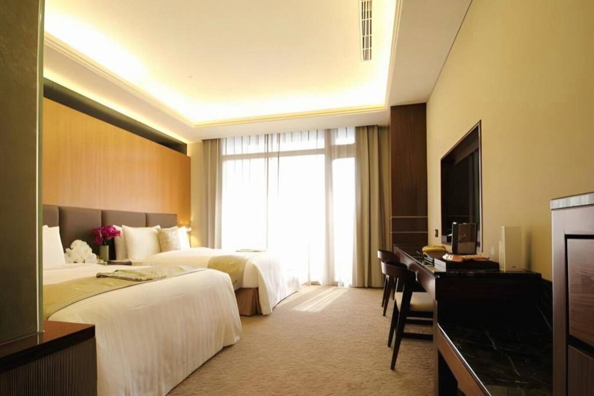 Premium bedding, pillowtop beds, minibar, in-room safe