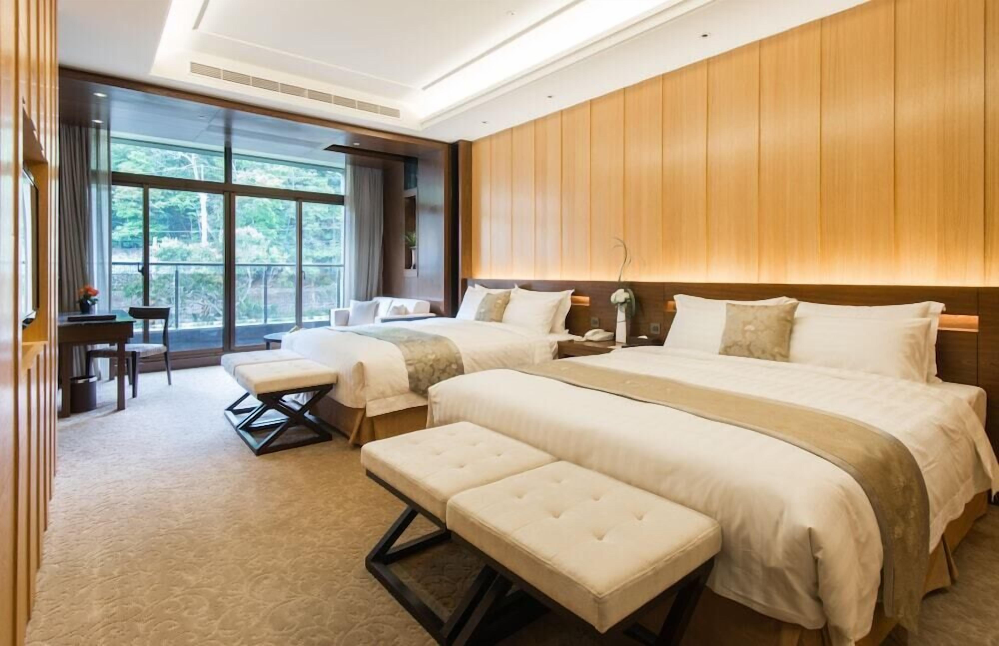 Luxe beddengoed, pillowtop-bedden, een minibar, een kluis op de kamer