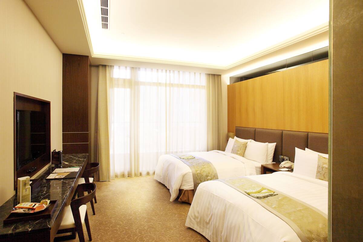 Premium bedding, pillowtop beds, minibar, in-room safe