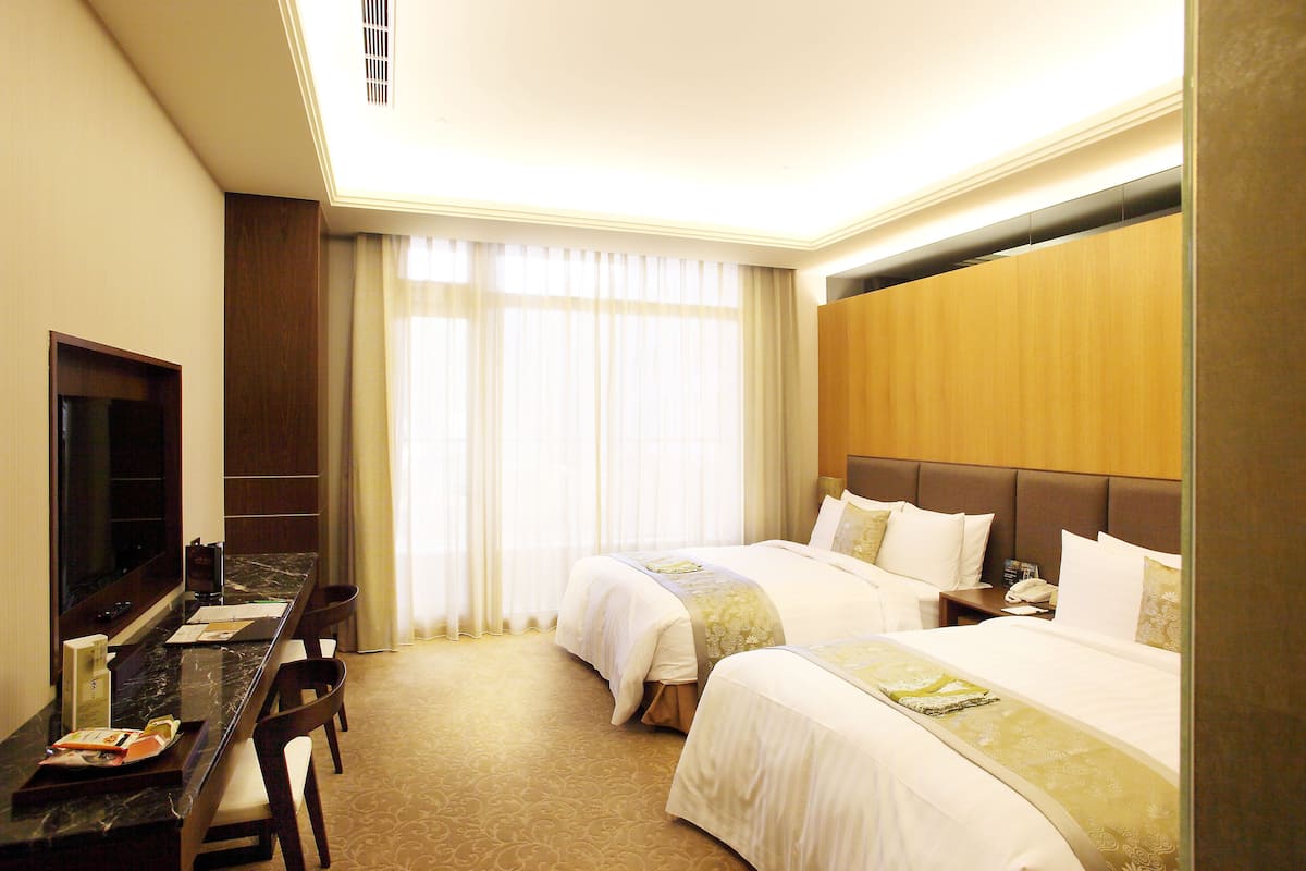 Premium bedding, pillowtop beds, minibar, in-room safe