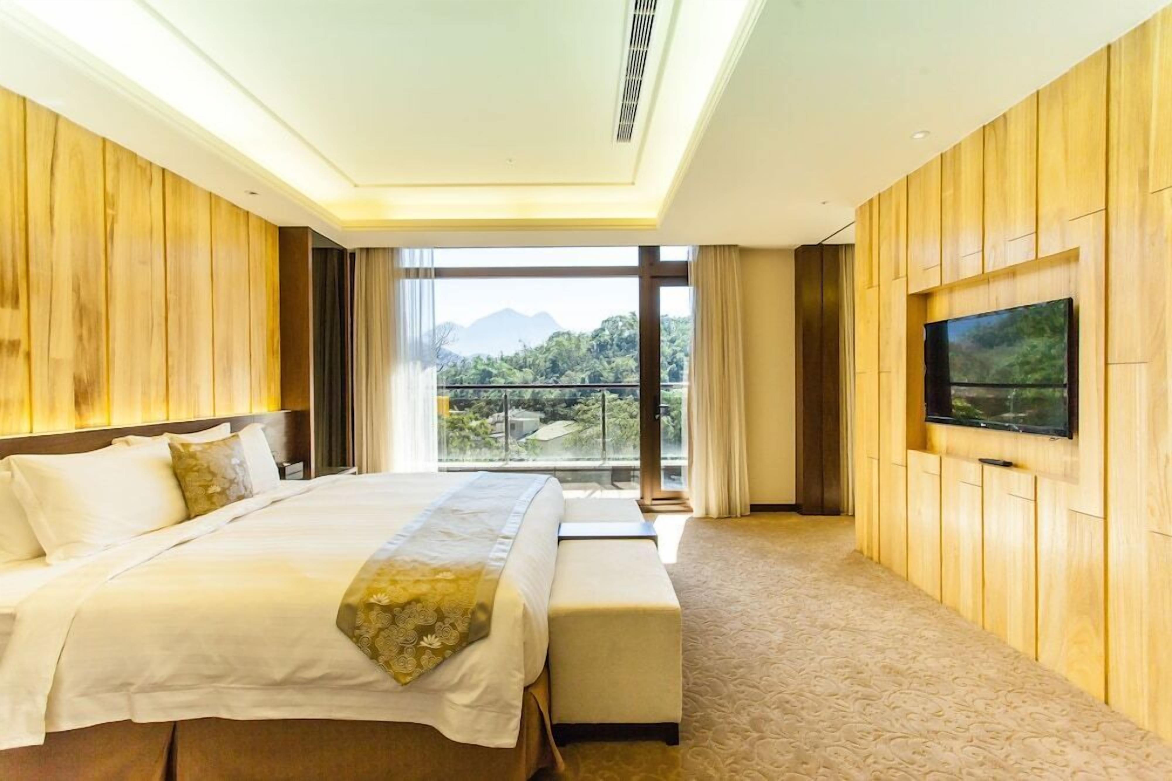 Luxe beddengoed, pillowtop-bedden, een minibar, een kluis op de kamer