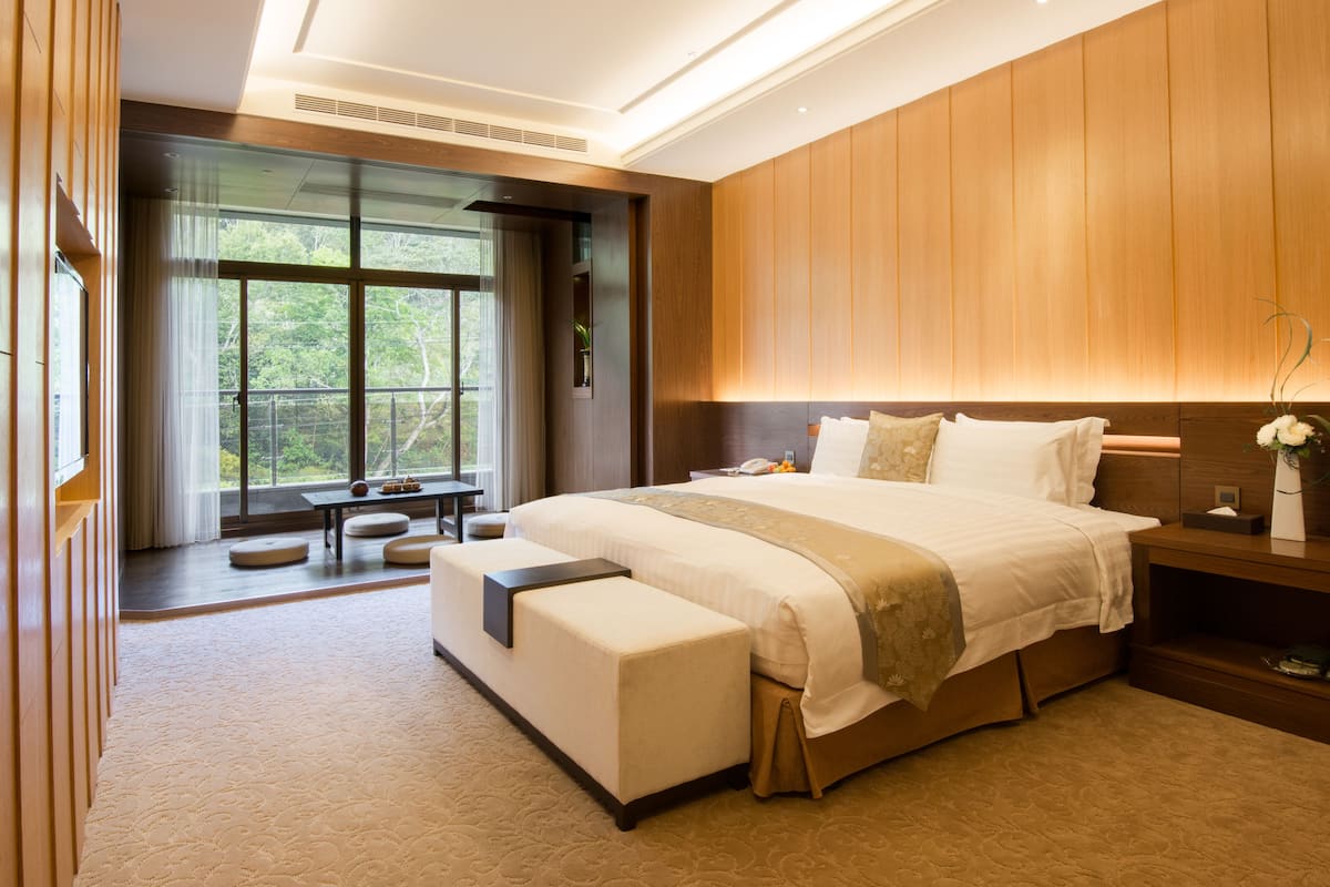 Premier Suite, 1 Queen Bed | Premium bedding, pillowtop beds, minibar, in-room safe