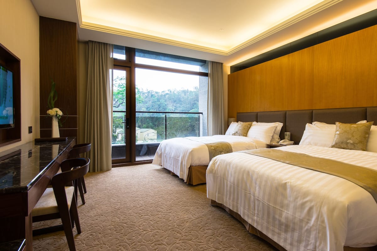 Premium bedding, pillowtop beds, minibar, in-room safe